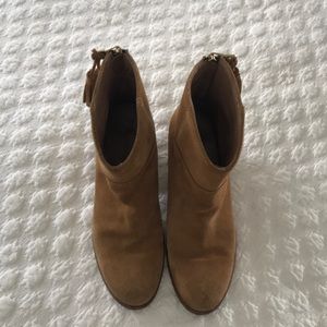 Del Toro camel suede booties with tassel zipper